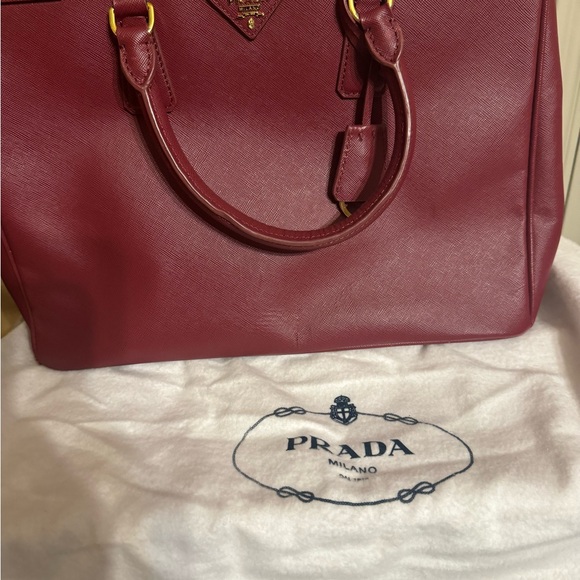 Prada Saffiano Galleria Double Zip Tote. Barely used. Like new Condition. - Picture 9 of 16